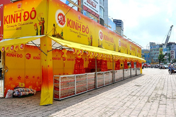 Không gian khá vắng vẻ trước quầy bánh trung thu ở Ngã tư Khuất Duy Tiến (Thanh Xuân, Hà Nội).