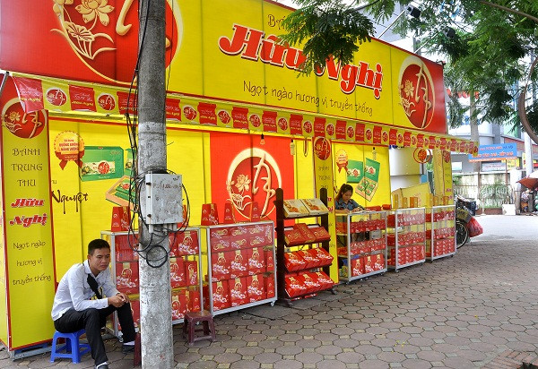 Hệ thống quầy hàng tại Cầu Giấy, Kim Mã cũng vắng bóng khách dù trong giờ cao điểm.