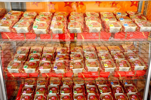 Giá trung bình các loại bánh bình dân từ 30.000 – 100.000 đồng/cái.