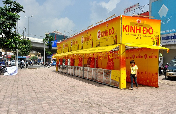 Hàng loạt các của hàng bánh trung thu mở hàng sớm nhưng hầu hết đều vắng khách mua.