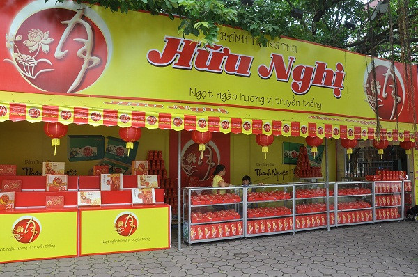 Tình trạng vắng khách cũng diễn ra tại quầy bánh trung thu trên đường Tây Sơn (Đống Đa, Hà Nội).