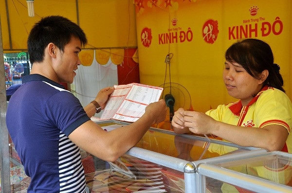 Lác đác đã có khách tới mua bánh nhưng nhìn chung còn chưa cao.