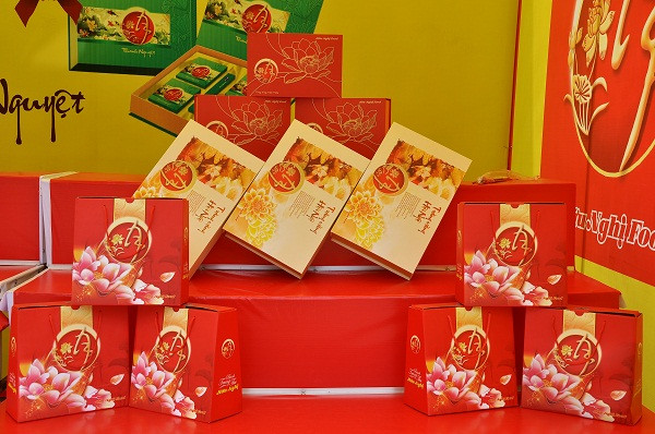 Với các hộp bánh cao cấp phổ biến có mức giá từ 500.000 đồng – 700.000 đồng/hộp.