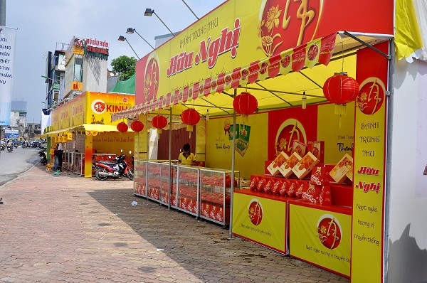 Không có khách, khách lác đác… là hiện trạng của các cửa hàng bánh trung thu tại ngã tư Xã Đàn.