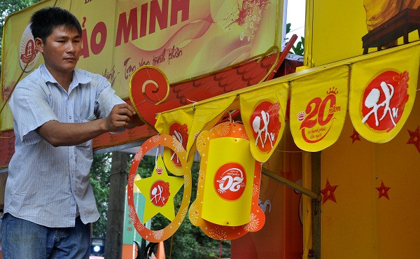 Một số các quầy bánh cũng đang dần được hoàn thiện phần trang trí cho quầy để bán bánh trong mùa trung thu.