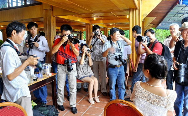 Đam mê nhiếp ảnh, yêu cái đẹp, lưu giữ lại những khoảnh khắc của cuộc sống... là cốt lõi và là tôn chỉ hoạt động của CLB nhiếp ảnh trực thuộc báo Giáo Dục Việt Nam mới này.