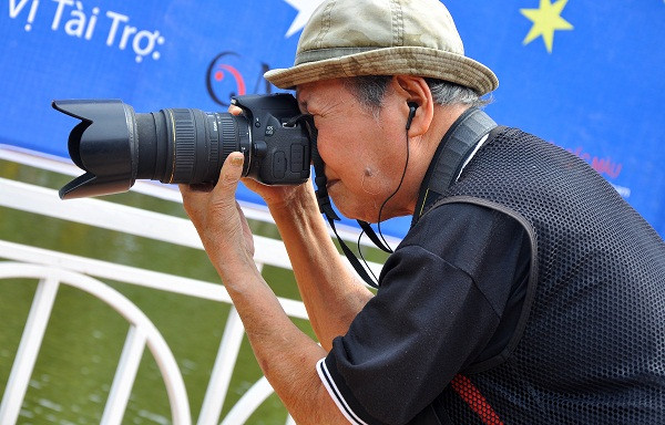 Các thành viên của hội nhiếp ảnh không phân biệt tuổi tác