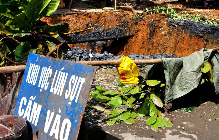 Biển cấm được đặt tại hố để cảnh báo nguy hiểm cho người dân.