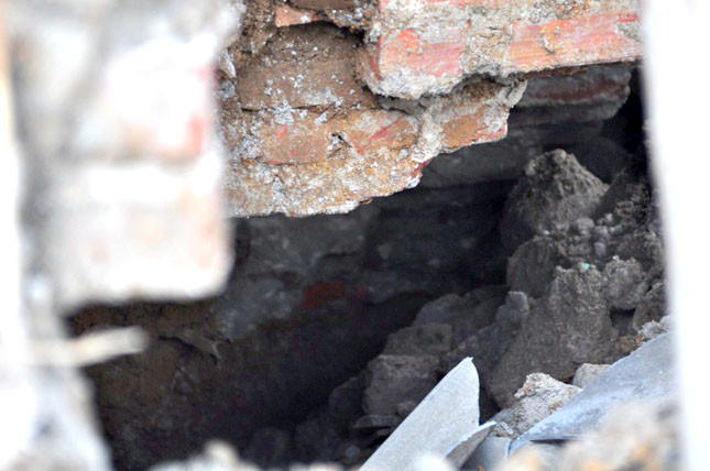 Điểm sụt lún sát với hiên nhà bà Mậu