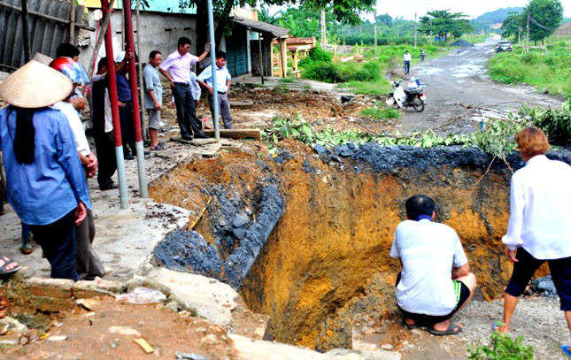 Rất đông người dân trong vùng và người đi qua đây cũng dừng lại nhìn hố tử thần này.