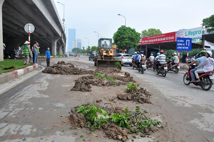 Một lượng bùn đất lớn rơi vãi xuống đường Khuất Duy Tiến trong đêm