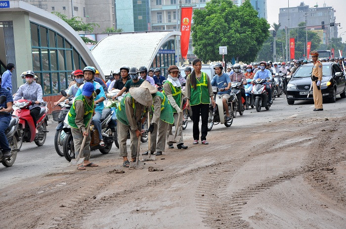 Công nhân môi trường HTX Thành Công và CSGT cũng tích cực khắc phục sự việc