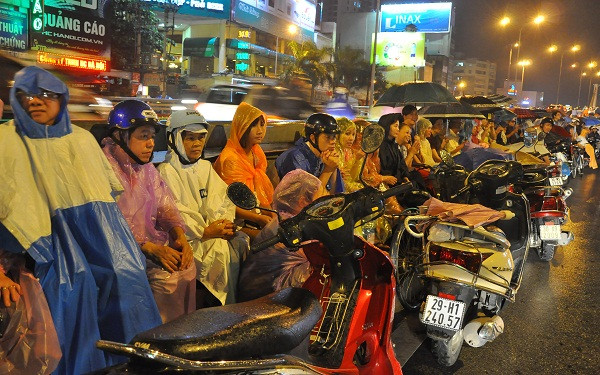 Rất đông người do đến muộn đã không vào được chùa mà phải ngồi ngay dưới lòng đường Tây Sơn (đoạn chân cầu vượt Ngã Tư Sở). Rất đông người do đến muộn đã không vào được chùa mà phải ngồi ngay dưới lòng đường Tây Sơn (đoạn chân cầu vượt Ngã Tư Sở).