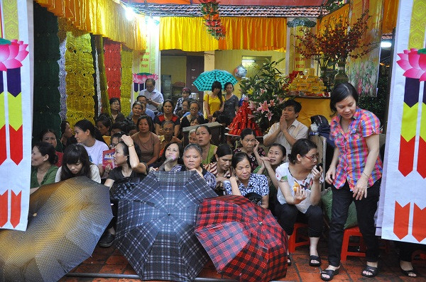Do thời tiết có mưa, nhiều người đã tới chùa sớm để thắp hương và có được chỗ ngồi không bị ướt. Do thời tiết có mưa, nhiều người đã tới chùa sớm để thắp hương và có được chỗ ngồi không bị ướt.