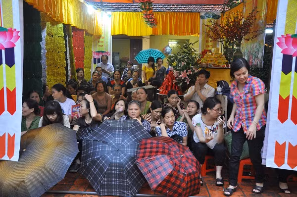 Do thời tiết có mưa, nhiều người đã tới chùa sớm để thắp hương và có được chỗ ngồi không bị ướt.