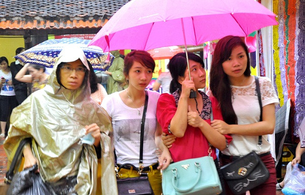 Trong ngày hôm nay 14/7 âm lịch, không chỉ những người lớn tuổi mà còn có rất đông các bạn thanh niên cũng tới làm lễ “cầu siêu”. Trong ngày hôm nay 14/7 âm lịch, không chỉ những người lớn tuổi mà còn có rất đông các bạn thanh niên cũng tới làm lễ “cầu siêu”.