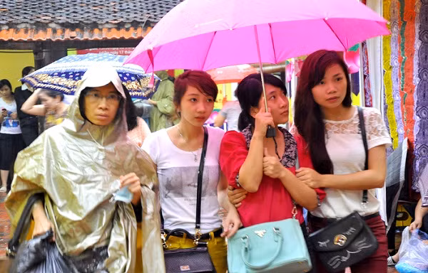 Trong ngày hôm nay 14/7 âm lịch, không chỉ những người lớn tuổi mà còn có rất đông các bạn thanh niên cũng tới làm lễ “cầu siêu”.