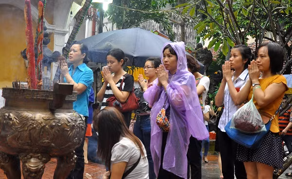 Mọi người thành tâm dâng hương…