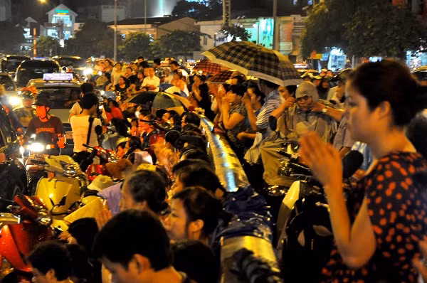 Tất cả đều hướng về phía chùa Phúc Khánh tham gia làm lễ “cầu siêu”