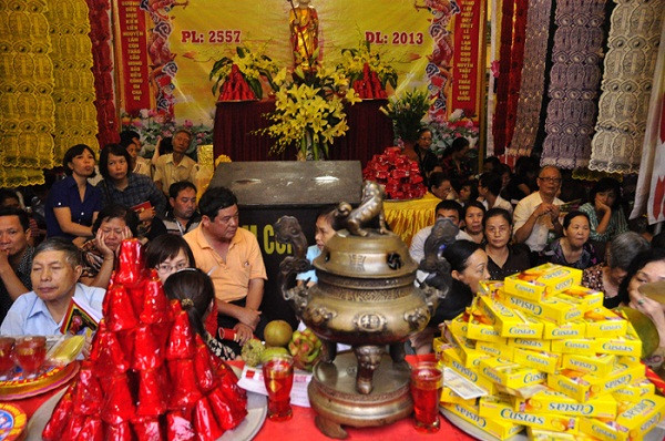 Theo phong tục phật giáo, rằm tháng 7 là ngày để tất cả mọi người hướng về các linh hồn đã khuất – ngày “xá tội vong nhân”. Theo phong tục phật giáo, rằm tháng 7 là ngày để tất cả mọi người hướng về các linh hồn đã khuất – ngày “xá tội vong nhân”.