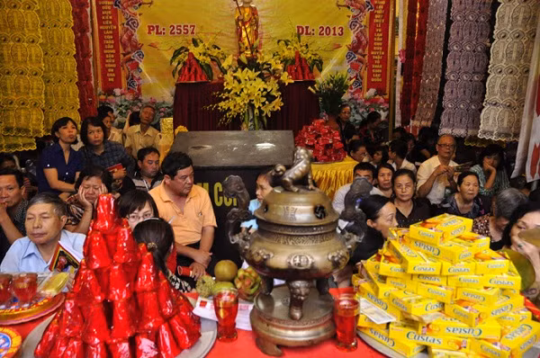 Theo phong tục phật giáo, rằm tháng 7 là ngày để tất cả mọi người hướng về các linh hồn đã khuất – ngày “xá tội vong nhân”.