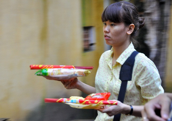 Vàng mã, hoa quả, bánh kẹo… cũng vội vàng chuẩn bị dâng lên bàn thờ trước giờ làm lễ. Vàng mã, hoa quả, bánh kẹo… cũng vội vàng chuẩn bị dâng lên bàn thờ trước giờ làm lễ.