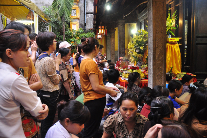 Từ đầu giờ chiều, dòng người về chùa Phúc khánh mỗi lúc một đông hơn. Không gian phía trong gian chính chùa đã chật kín người ngồi đợi tới giờ lễ “cầu siêu”. Từ đầu giờ chiều, dòng người về chùa Phúc khánh mỗi lúc một đông hơn. Không gian phía trong gian chính chùa đã chật kín người ngồi đợi tới giờ lễ “cầu siêu”.