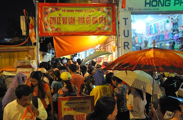Hơn 6 giờ tối, tất cả mọi cửa vào chùa, khuôn viên chùa đều đông kín người tới làm lễ. Hơn 6 giờ tối, tất cả mọi cửa vào chùa, khuôn viên chùa đều đông kín người tới làm lễ.