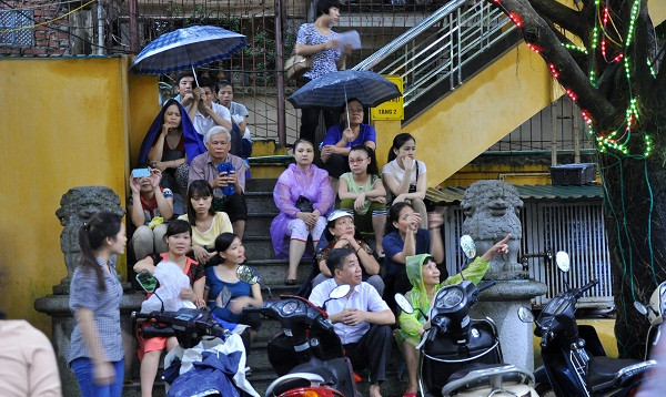 Trong khuôn viên chùa Phúc Khánh, mọi người đều tự tìm chỗ ngồi và ổn định chờ tới giờ làm lễ. Trong khuôn viên chùa Phúc Khánh, mọi người đều tự tìm chỗ ngồi và ổn định chờ tới giờ làm lễ.