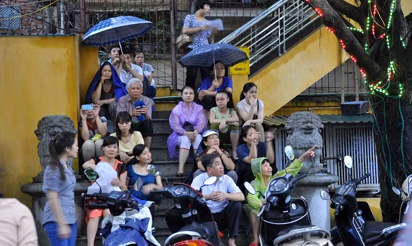 Trong khuôn viên chùa Phúc Khánh, mọi người đều tự tìm chỗ ngồi và ổn định chờ tới giờ làm lễ.