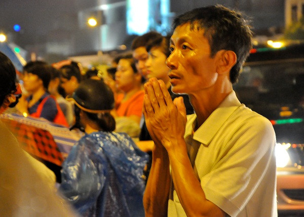 Thành tâm chắp tay cầu khấn - “cầu siêu” giải thoát cho những người đã khuất. Thành tâm chắp tay cầu khấn - “cầu siêu” giải thoát cho những người đã khuất.