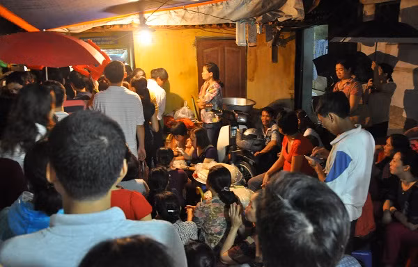 Người đứng, người ngồi… chật kín hết mọi nơi trong chùa.