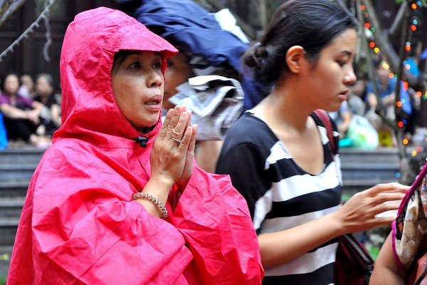 Cầu khấn cho những người đã khuất được siêu thoát. Cầu khấn cho những người đã khuất được siêu thoát.