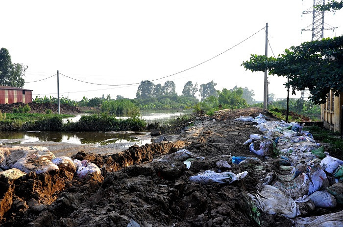 Nước rút thấp hơn nhiều so với mặt bờ đê do bồ đội và nhân dân đắp hôm 9/8