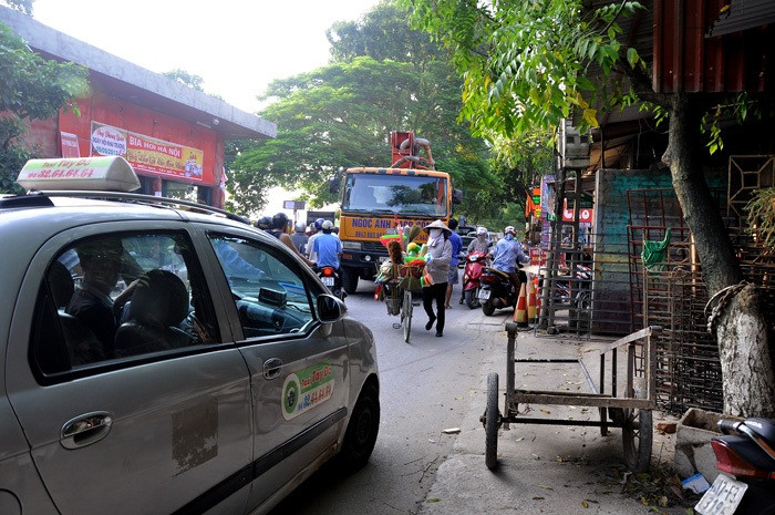 Giao thông tại đầu cầu Ngà (hướng từ thôn Miêu Ma tới Đại lộ Thăng Long) cũng bị lộn xộn do phương tiện bị cấm vẫn cố tình muốn qua cầu.