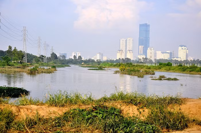 Nước sông Nhuệ đã rút xuống