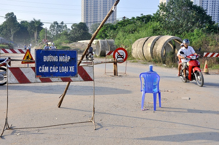 Biển báo cấm đường vẫn còn 2 đầu cầu nhưng đã có sự linh động cho các phương tiện thô sơ lưu thông