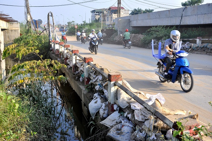 Nước rút, các tải cát dùng để ngăn nước tràn trên cầu Ngà cũng được đẩy gọn sang hai bên đường để các phương tiện lưu thông