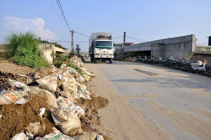 Tuy nhiên vẫn có một vài trường hợp xe có trọng tải lớn lưu thông qua cầu khi các cơ quan quản lý không để ý