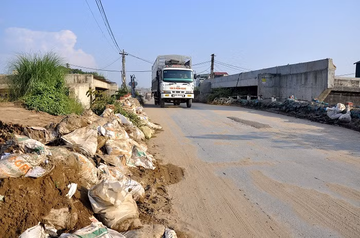 Tuy nhiên vẫn có một vài trường hợp xe có trọng tải lớn lưu thông qua cầu khi các cơ quan quản lý không để ý