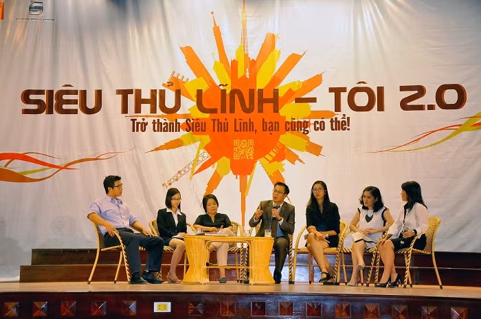 Buổi hội thảo “Siêu thủ lĩnh – Giải mã bản thân, bạn cũng có thể” có sự chia sẻ và giao lưu của các vị khách mời danh tiếng và có nhiều sự trải nghiệm trong cuộc sống.