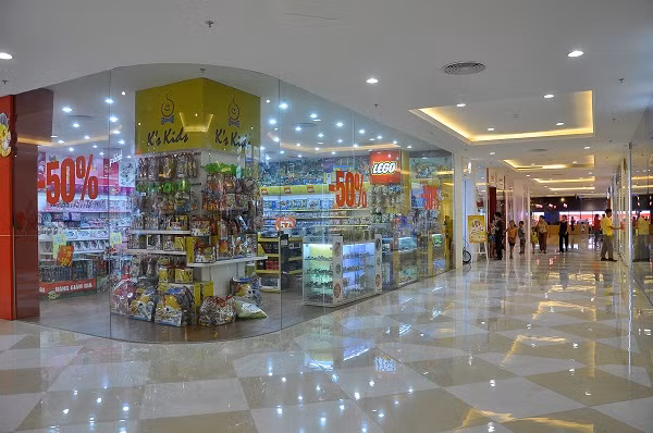 Các gian hàng đồ dùng thiếu nhi đồng loạt giảm giá mừng khai trương TTTM.