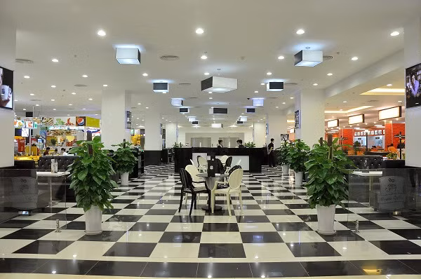 Đặc biệt những gian hàng cafe, nước uống… được trang trí rất đẹp và hấp dẫn du khách tới đây.