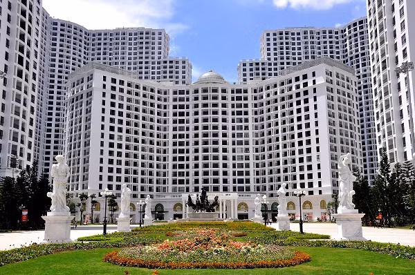 Khu vực Quảng trường rộng gần 30.000m2 với quần thể các tác phẩm điêu khắc cỡ lớn, tuyệt đẹp theo kiến trúc vườn châu Âu với các loài thực vật ôn đới.