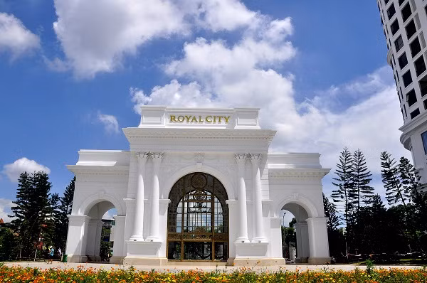 Cổng chính của Khu đô thị Royal City được xây dựng theo kiến trúc đẹp mắt và sang trọng. Nơi đây sẽ là địa điểm để tổ chức các sự kiện lớn, một không gian văn hoá đậm chất châu Âu sang trọng, hiện đại và lãng mạn.