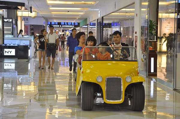 Dịch vụ xe điện đưa đón du khách đi thăm quan mua sắp tại TTTM với mức giá 250 nghìn đồng/30 phút/xe.