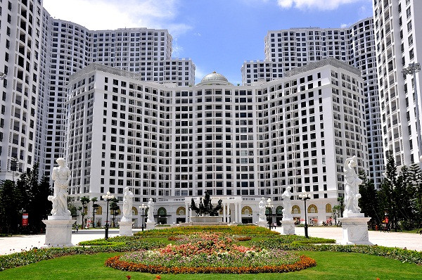 Khu vực Quảng trường rộng gần 30.000m2 với quần thể các tác phẩm điêu khắc cỡ lớn, tuyệt đẹp theo kiến trúc vườn châu Âu với các loài thực vật ôn đới. Khu vực Quảng trường rộng gần 30.000m2 với quần thể các tác phẩm điêu khắc cỡ lớn, tuyệt đẹp theo kiến trúc vườn châu Âu với các loài thực vật ôn đới.