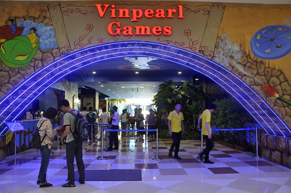Vinpearl Water Park Royal City có quy mô 24.000m2, hoạt động suốt bốn mùa quanh năm. Hệ thống bể lướt sóng, bể tạo sóng, bể bơi đáp ứng nhu cầu của mọi thượng khách. Vinpearl Water Park Royal City có quy mô 24.000m2, hoạt động suốt bốn mùa quanh năm. Hệ thống bể lướt sóng, bể tạo sóng, bể bơi đáp ứng nhu cầu của mọi thượng khách.
