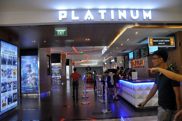 Cụm rạp Platinum Cineplex – Royal City có diện tích lên đến 6.300 m2 với các trang thiết bị hiện đại đạt tiêu chuẩn quốc tế. Đây là một trong các cụm rạp chiếu phim hiện đại, chất lượng nhất Việt Nam hiện nay. Cụm rạp Platinum Cineplex – Royal City có diện tích lên đến 6.300 m2 với các trang thiết bị hiện đại đạt tiêu chuẩn quốc tế. Đây là một trong các cụm rạp chiếu phim hiện đại, chất lượng nhất Việt Nam hiện nay.