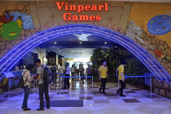 Vinpearl Water Park Royal City có quy mô 24.000m2, hoạt động suốt bốn mùa quanh năm. Hệ thống bể lướt sóng, bể tạo sóng, bể bơi đáp ứng nhu cầu của mọi thượng khách.